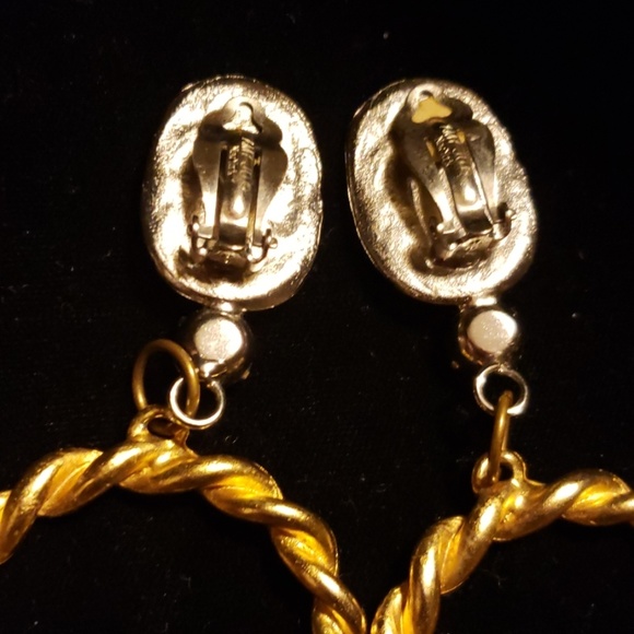 Vintage Amy Jo NY Cameo Hoop clip on earrings. - Picture 2 of 3